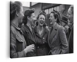 Artaza Canvas Schilderij Vrolijke Vrouwen Lachen Samen in de Jaren 1940 - een Moment van Vreugde - 60x40 cm - Wanddecoratie Woonkamer - Schilderijen - Muurdecoratie