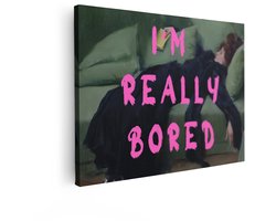 Artaza Canvas Schilderij Vrouw Ligt Languit op Bank met Tekst 'I'M Really Bored' - 120x90 cm - Groot - Wanddecoratie Woonkamer - Schilderijen - Muurdecoratie