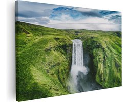 Artaza Canvas Schilderij Waterval In Het Groene Landschap - 60x40 cm - Wanddecoratie Woonkamer - Schilderijen - Muurdecoratie