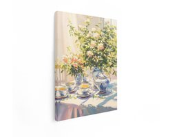 Artaza Canvas Schilderij Zonnige Theeset met Bloemen en Delfts Blauw Servies op Tafel - 90x120 cm - Groot - Wanddecoratie Woonkamer - Schilderijen - Muurdecoratie