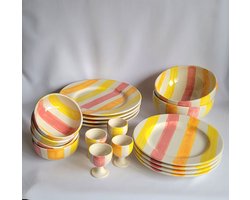 Atelier Fiesta | 18-delig servies | Rayas Verticales - Gestreept Roze / Geel / Oranje / Wit | Handgemaakt en met de hand beschilderd | Dinerborden, ontbijtborden, schalen, kommen en eierdopjes
