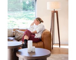 Atmooz Corbier Vloerlamp – H153 cm – stijlvolle lampadaire Japandi design – exclusief lichtbron – houten driepoot met zachte witte bouclé lampenkap – elegante blikvanger voor zithoek of leeshoek – modern landelijk design – bruin en wit