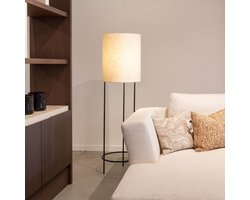 Atmooz Sezanne Vloerlamp – H149 cm – moderne staande lamp – exclusief lichtbron – slanke zwarte metalen driepoot met grof katoenen lampenkap – sfeervolle verlichting voor woonkamer of leeshoek – modern landelijk design – zwart en naturel