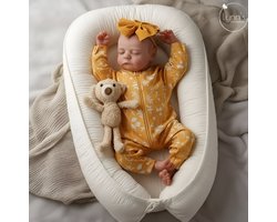 Babeside Reborn Baby Pop - 'Lana' - 50 cm - Soft vinyl - Slapend meisje - Onesie, haarband, luier, fles, speen, rammelaar - In geschenkdoos