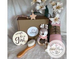Baby Geboorte Set – Baby Speelgoed – New Born Set – Geschenk Set - Kraamcadeau – Babyshower – Gender Reveal Party - Bijtring – Handgemaakt – Natuurlijke Materialen – Speenkoord - Hert met Roze Sjaaltje