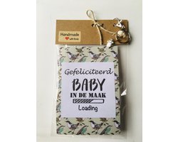 Baby kraamcadeau / baby luiercadeau met de tekst 'gefeliciteerd baby in de maak' ,in verwachting, geboorte op komst jongen of meisje, luierkado, babyshower, zwangerschap, bedeltje van romper