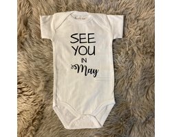 Baby Rompertje aankondiging zwangerschap Zwangerschapsaankondiging maand See you in May Mei  | korte mouw | wit | maat 50/56 | Cadeau voor de liefste aanstaande oma en opa mama papa oom tante | Bekendmaking zwangerschap