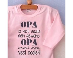 Baby Rompertje licht rose meisje met tekst | Opa is net zoals een gewone opa maar dan veel cooler | lange mouw | roze met grijs | maat 74/80