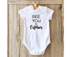 Baby Rompertje tekst coming soon 2025 2026 zwangerschap aankondiging Zwangerschapsaankondiging maand See you in October Oktober korte mouw | wit | maat 50/56 | Cadeau liefste aanstaande oma en opa mama papa oom tante | Bekendmaking zwangerschap