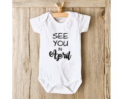 Baby Rompertje tekst coming soon 2026 2027 zwangerschap aankondiging Zwangerschapsaankondiging maand See you in April | korte mouw | wit | maat 50/56 | Cadeau voor de liefste aanstaande oma en opa mama papa oom tante | Bekendmaking zwangerschap