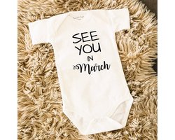 Baby Rompertje tekst coming soon 2026 2027 zwangerschap aankondiging Zwangerschapsaankondiging maand See you in March maart | korte mouw | wit | maat 50/56 | Cadeau voor de liefste aanstaande oma en opa mama papa oom tante | Bekendmaking zwangerschap