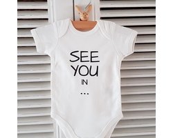 Baby Rompertje tekst coming soon 2026 2027 zwangerschap bekendmaking Zwangerschapsaankondiging maand See you in August Augustus |korte mouw | wit | maat 50/56 jongen meisje unisex | Cadeau voor de liefste aanstaande oma en opa mama papa oom tante