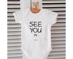 Baby Rompertje tekst coming soon 2027 2026 zwangerschap aankondiging Zwangerschapsaankondiging maand See you in February Februari | korte mouw | wit | maat 50/56 | Cadeau voor de liefste aanstaande oma en opa mama papa oom tante | Bekendmaking
