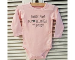 Baby Rompertje tekst dochter meisje eerste Vaderdag cadeau papa |  sorry boys my heart belongs to daddy  | lange mouwen | roze met grijs | maat 86-92 | mooiste cadeautje kind cadeautje liefste lief leukste mijn is de allerbeste best verjaardag jarig