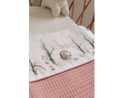 Babydeken bosdieren - wiegdeken 75x100cm - beer - hertje - natuurlijk - oud roze - meisje - newborn