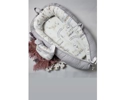 Babynestje – Zacht & Ademend – Inclusief Kussen – Grijs met Vintage Print – Voor Pasgeborenen en Baby’s – Geschikt voor Wieg, Box en Bed