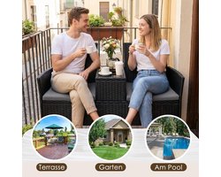 Balkonmeubelset 2-Zits – Meuble Paris Polyrotan Tuinbank met Tafel & Grijze Kussens – Weerbestendig Rotan Balkonset – Compacte Loungeset voor Balkon & Tuin – Zwart (124,5 x 56 x 82,5 cm)