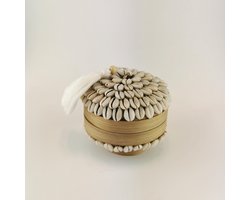 Bamboedoosje met kauri schelpen