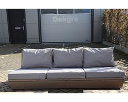 Bankje “Sauna” van Grijs Douglas hout 180cm – Licht grijze kussens – relax bank – Loungebank – Lage zetel – 3 persoons – Dim grey
