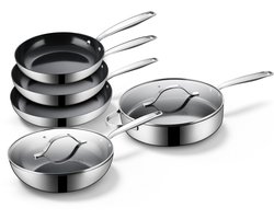 BE Living RVS Pannenset 5-delig - Ø 20, 24 & 28 cm Koekenpannenset + Ø 28 cm Hapjespan + Ø 28 cm Wokpan met Deksel - Keramisch - Inductie Pannen - PFAS Vrij Anti Aanbak - Essential Series