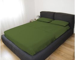 Beddengoedset voor tweepersoonsbed, kleur: bosgroen, strijkvrij, satijnlook, 100% polyester microvezel, bestaande uit 2 lakens en 2 kussenslopen, gemaakt in Italië.
