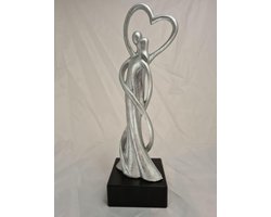 Beeld man & vrouw dansen met hartboog (luxe sculptuur) met sokkel 30,5 cm hoog