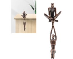 Beeld Van Abstracte Kunst: Minnaar Sculptuur Ornament Hars Abstract Kunst Beeld Van Een Paar, Voorstellende Een Man Die Een Vrouw Optilt In Een Vreugdevolle Danshouding. Voeg Een Vleugje Romantiek En