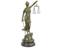 Beeld van Vrouwe Justitia brons met marmeren voet – bronzen beeld rechtvaardigheid met weegschaal en zwaard – decoratief marmeren sokkel – luxe justitie sculptuur voor kantoor of woning