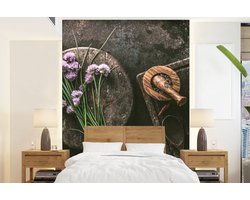 Behang - Fotobehang Bieslook - Keuken - Vijzel - Rustiek - Kruiden - Paars - Breedte 190 cm x hoogte 260 cm