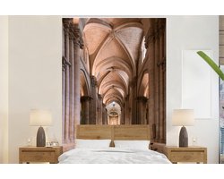 Behang - Fotobehang De gotische gang van de kathedraal - Breedte 170 cm x hoogte 260 cm