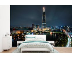 Behang - Fotobehang De Lotte World Tower in Seoul in de nacht - Breedte 600 cm x hoogte 400 cm