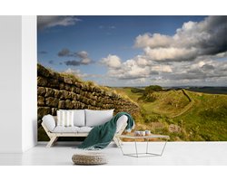 Behang - Fotobehang De Muur van Hadrianus met een stenig pad op de voorgrond - Breedte 330 cm x hoogte 220 cm