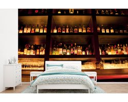 Behang - Fotobehang Drink flessen op en boven de bar - Breedte 600 cm x hoogte 400 cm