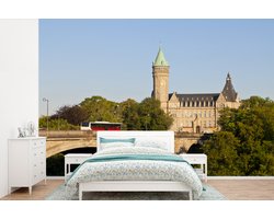 Behang - Fotobehang Een kasteel in Luxemburg onder een blauwe hemel - Breedte 360 cm x hoogte 240 cm