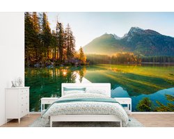 Behang - Fotobehang Meer - Bos - Bergen - Natuur - Zon - Landschap - Breedte 390 cm x hoogte 260 cm