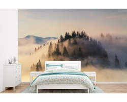 Behang - Fotobehang Mistige zonsopgang in de bergen in de zomer - Breedte 450 cm x hoogte 300 cm
