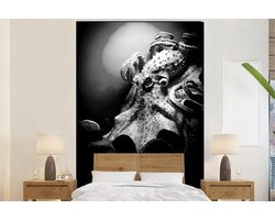 Behang - Fotobehang Octopus diep onderwater - zwart wit - Breedte 200 cm x hoogte 300 cm