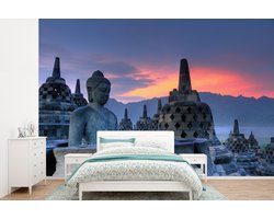 Behang - Fotobehang Oranje lucht boven de Borobudur tempel in Indonesië - Breedte 330 cm x hoogte 220 cm