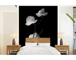 Behang - Fotobehang Orchidee - Bloemen - Zwart - Wit - Stilleven - Breedte 195 cm x hoogte 260 cm