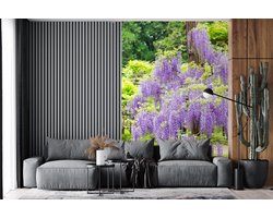 Behang - Fotobehang Paarse blauweregen op een groene achtergrond - Breedte 170 cm x hoogte 260 cm