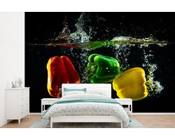 Behang - Fotobehang Paprika - Groente - Water - Zwart - Rood - Groen - Geel - Breedte 450 cm x hoogte 300 cm