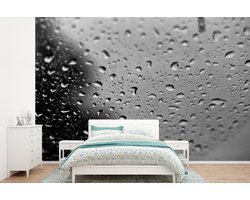Behang - Fotobehang Regeldruppels op doorzichtig glas - zwart wit - Breedte 420 cm x hoogte 280 cm