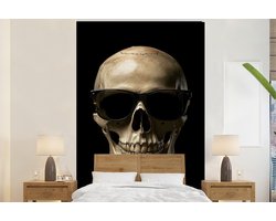 Behang - Fotobehang Skelet - Zonnebril - Tanden - Schedel - Zwart - Breedte 170 cm x hoogte 260 cm