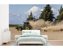 Behang - Fotobehang Tractor - Zand - Boom - Breedte 600 cm x hoogte 400 cm