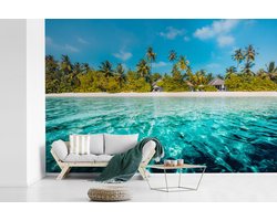 Behang - Fotobehang Uitzicht op een strand met palmbomen vanuit het water - Breedte 330 cm x hoogte 220 cm