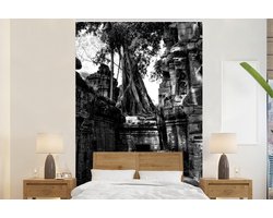 Behang - Fotobehang Verlaten tempel in Angkor in Cambodja - zwart wit - Breedte 170 cm x hoogte 260 cm