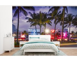 Behang - Fotobehang Verlichte Ocean Drive in Miami bij avond - Breedte 375 cm x hoogte 240 cm