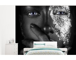 Behang - Fotobehang Vrouw - Zilver - Zwart - Blauw - Breedte 375 cm x hoogte 300 cm