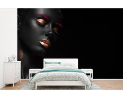 Behang - Fotobehang Vrouw - Zwart - Goud - Breedte 390 cm x hoogte 260 cm