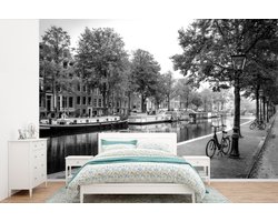 Behang - Fotobehang Woonboten in de grachten van Amsterdam - zwart wit - Breedte 330 cm x hoogte 220 cm